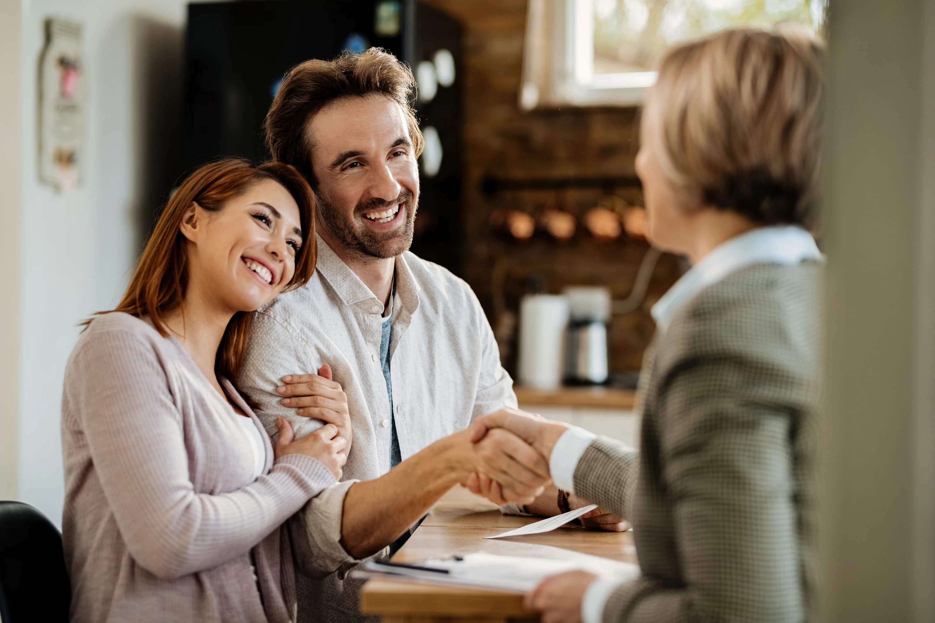 Pareja conversando con una asesora financiera